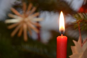 Kerze und Strohsterne im Advent