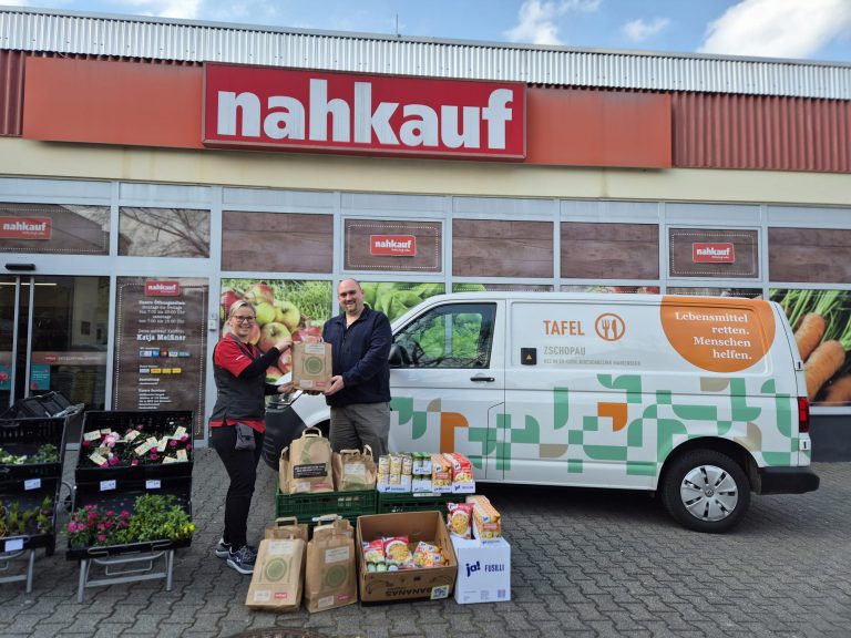 Lebensmittelübergabe an die Tafel Zschopau vom nahkauf