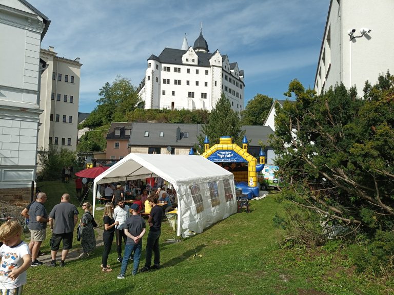 Besucher des Sommerfestes der KEZ im , Hintergrund die Hüpfburg und das Schloss Wildeck