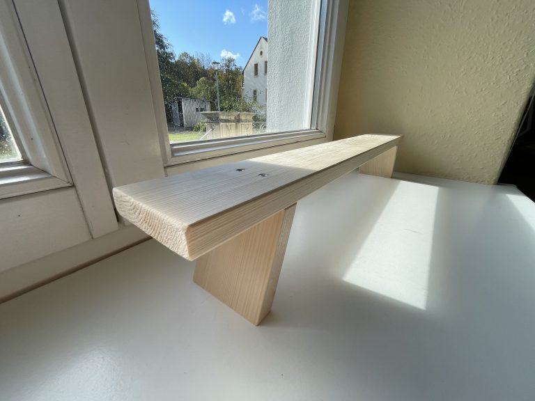 Schwibbogenbank im Fenster